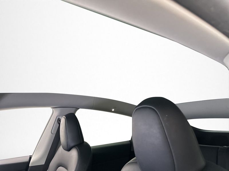 Tesla Model Y bild 13