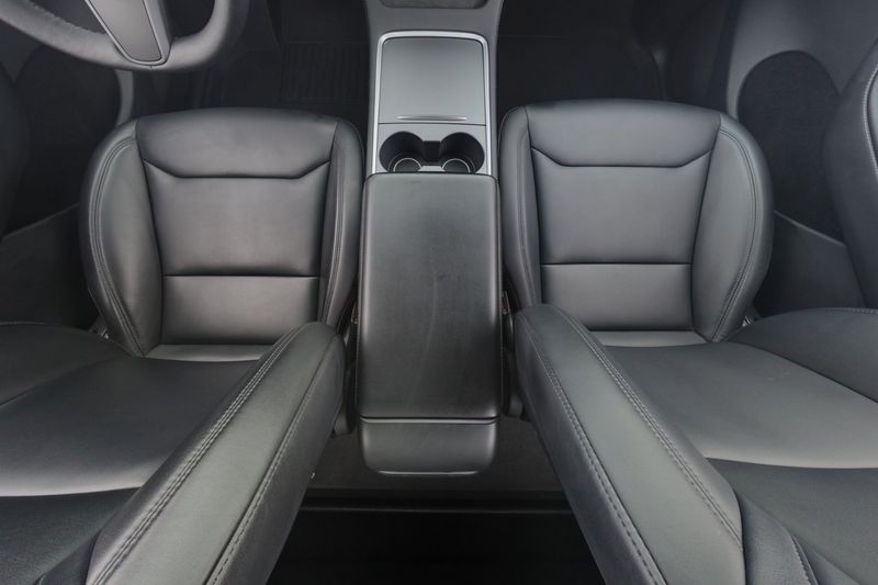 Tesla Model Y bild 14