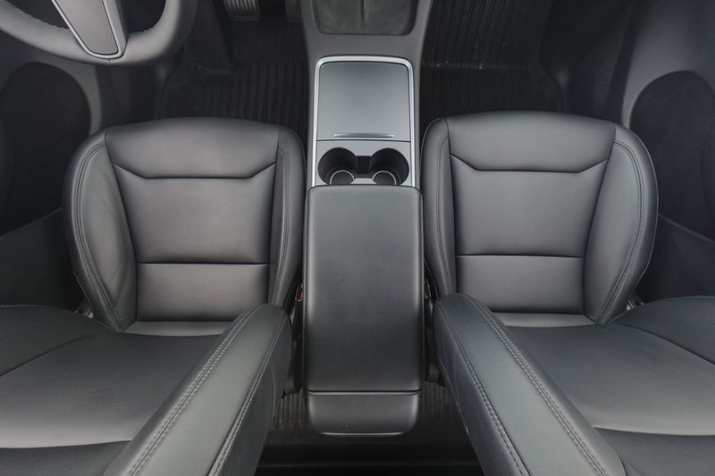 Tesla Model Y bild 14