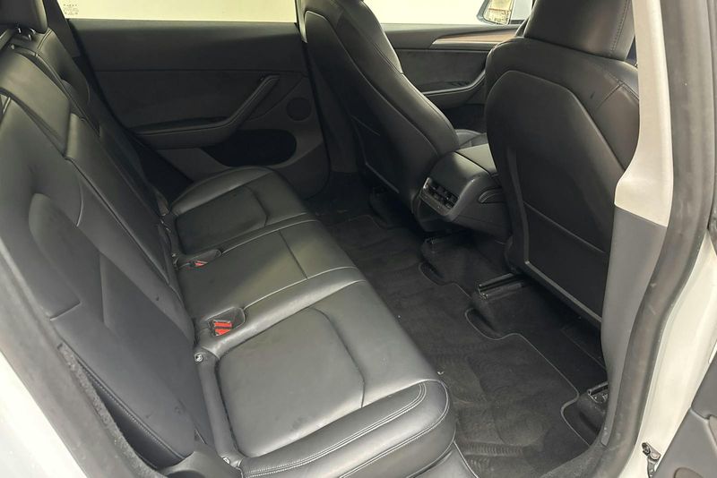 Tesla Model Y bild 8