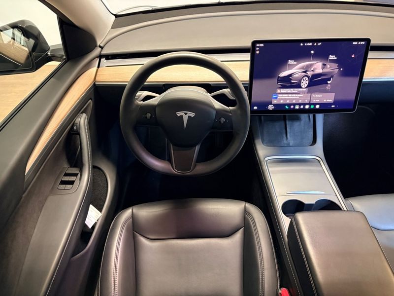 Tesla Model Y bild 8