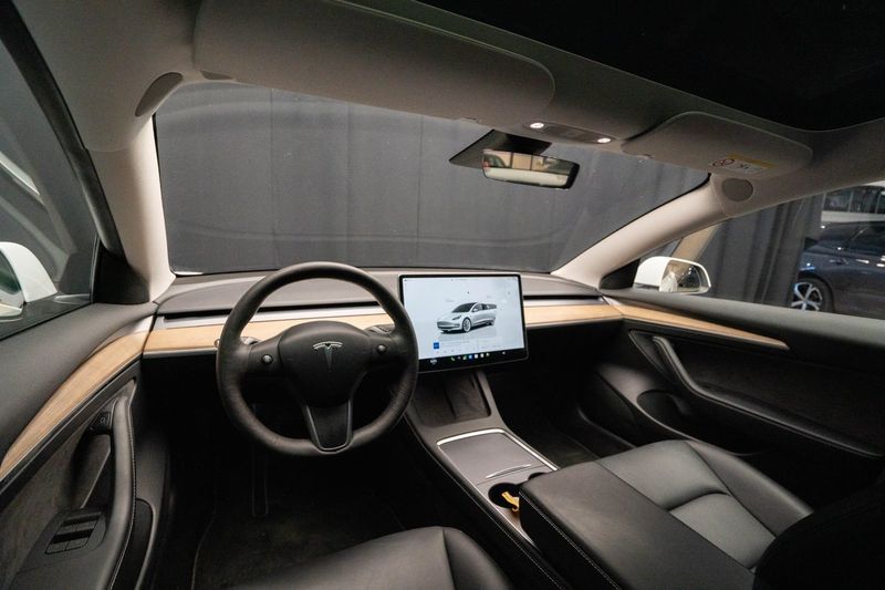 Tesla Model 3 bild 11