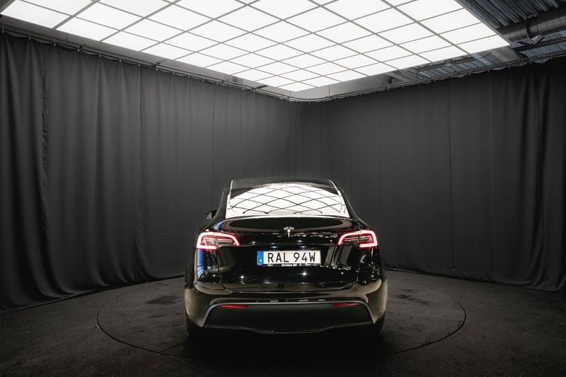 Tesla Model Y bild 8