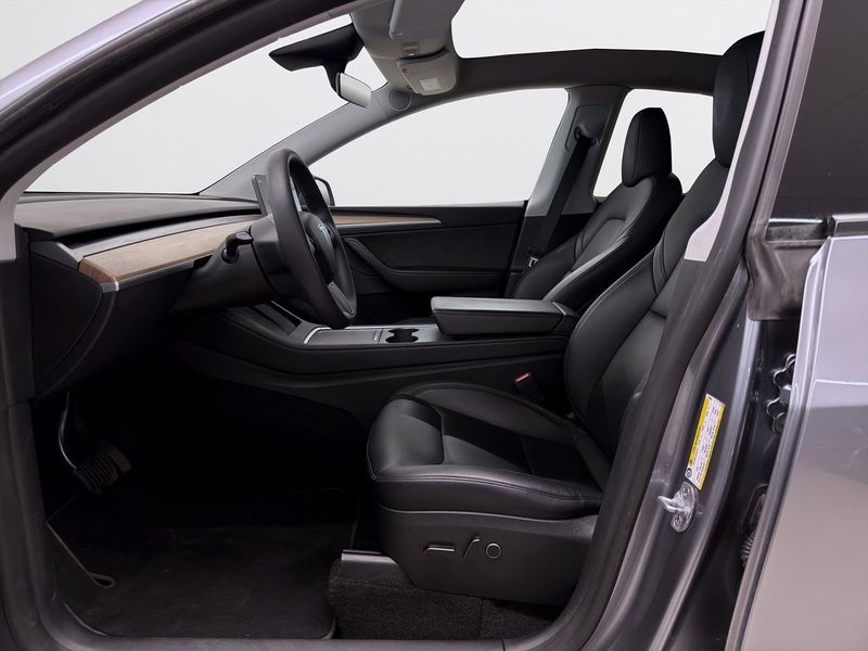 Tesla Model Y bild 8