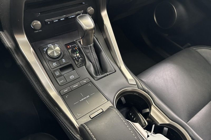 Lexus NX bild 12