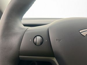Tesla Model Y bild 15