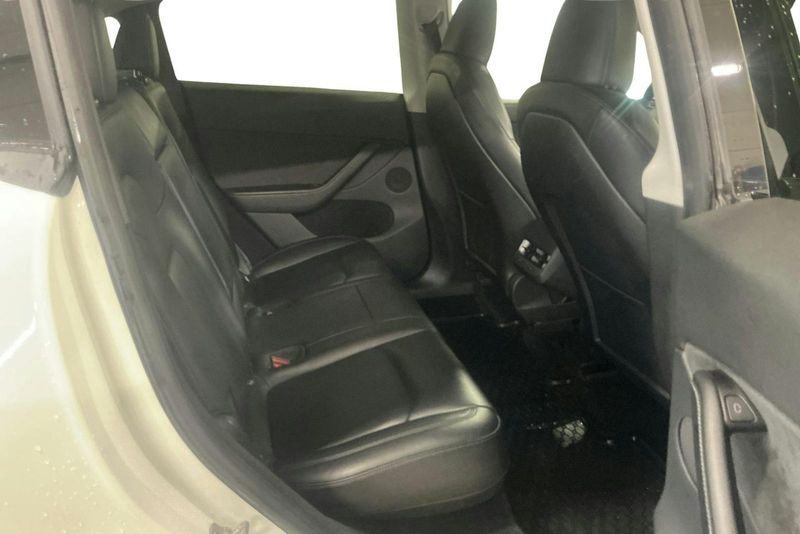 Tesla Model Y bild 8