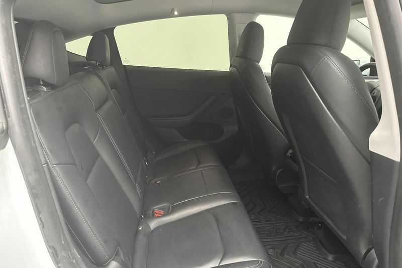 Tesla Model Y bild 8