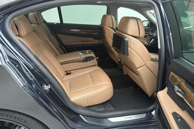 BMW 740 bild 8