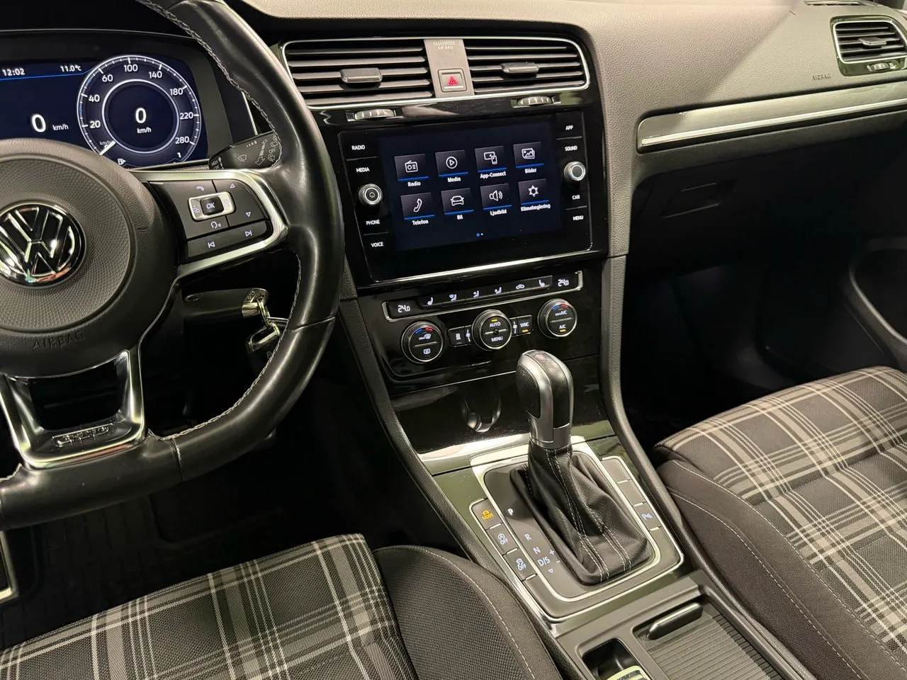 Vehicle image 16