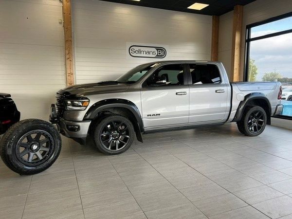 RAM 1500 5.7 V8 HEMI Flex Fuel 4x4 Night Edition LARAMIE - 2021