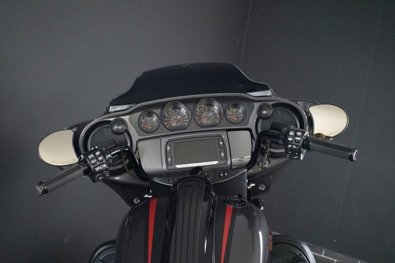 Harley-Davidson CVO Street Glide bild 17
