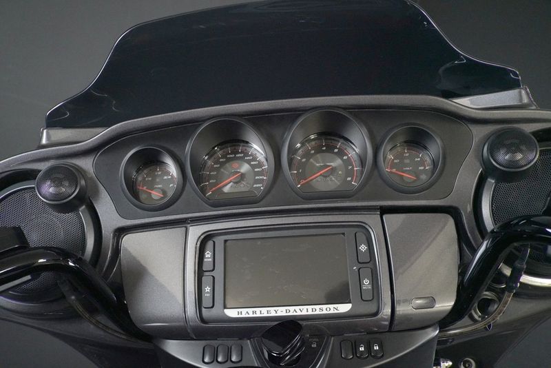 Harley-Davidson CVO Street Glide bild 19