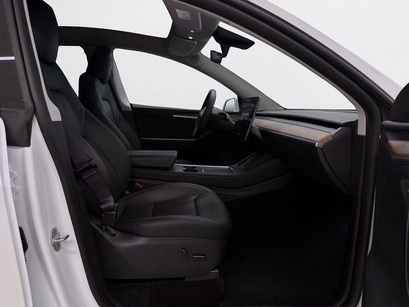 Tesla Model Y bild 15