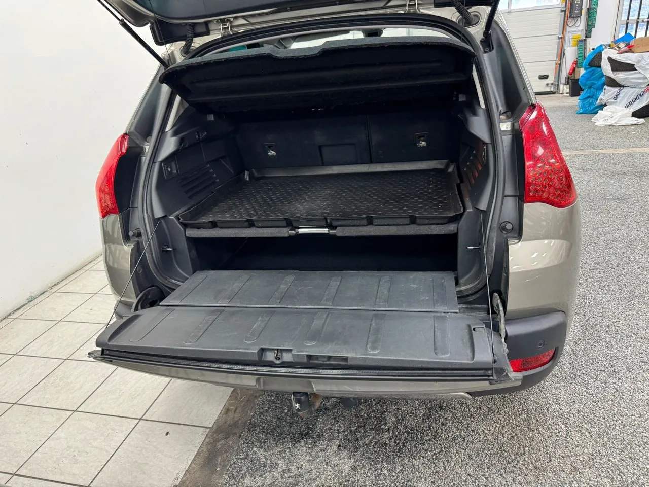 Vehicle image 16