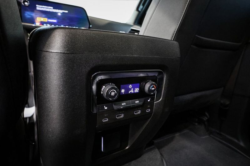 Chevrolet Suburban bild 17