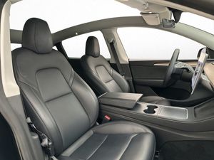 Tesla Model Y bild 18