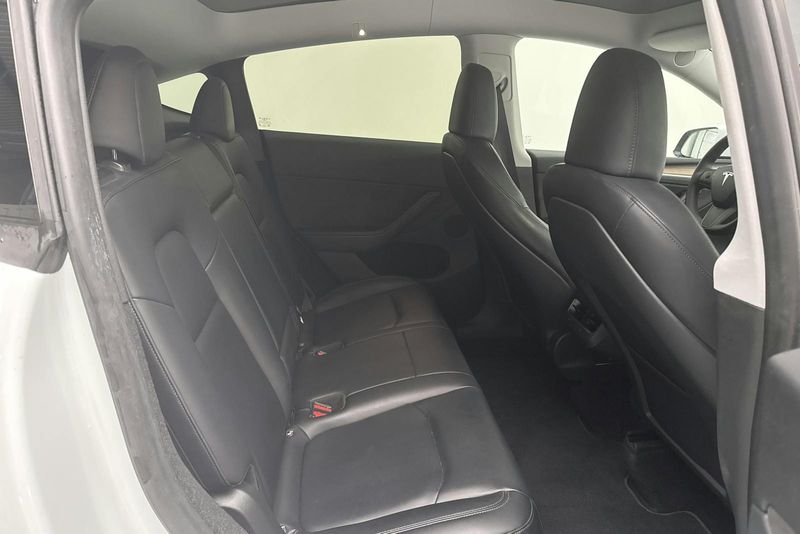 Tesla Model Y bild 8
