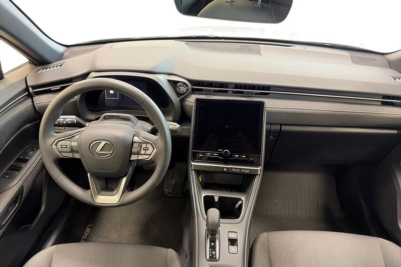 Lexus LBX bild 8