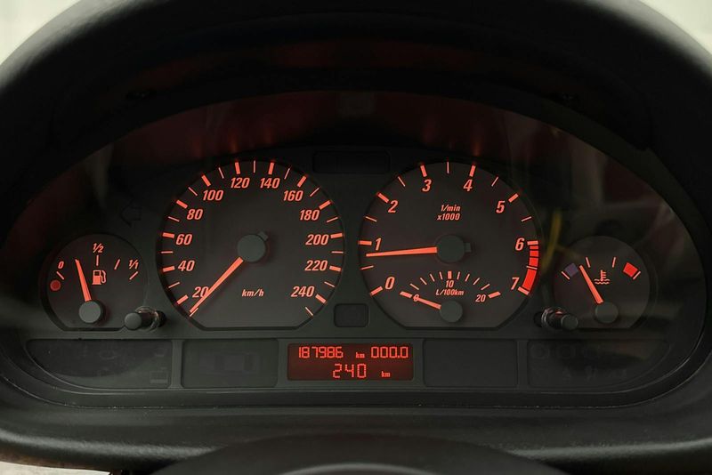 BMW 323 bild 10