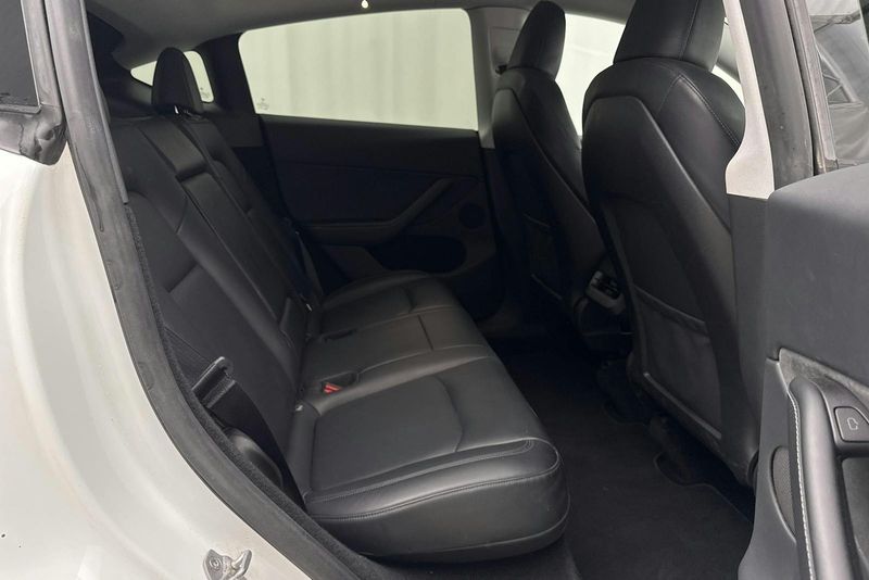 Tesla Model Y bild 8