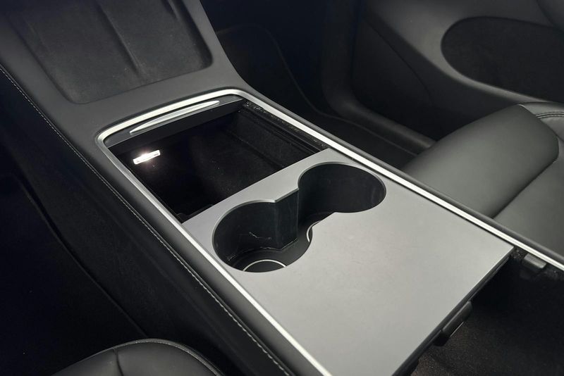 Tesla Model Y bild 16