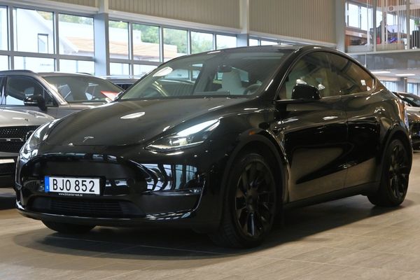 Tesla Model Y Long Range AWD Drag 20" Moms - 2024