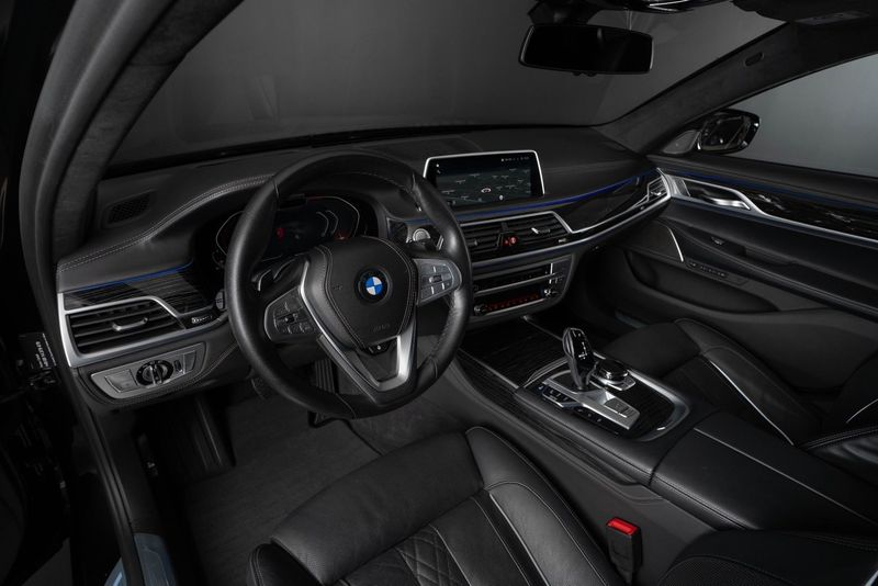 BMW 750 bild 8