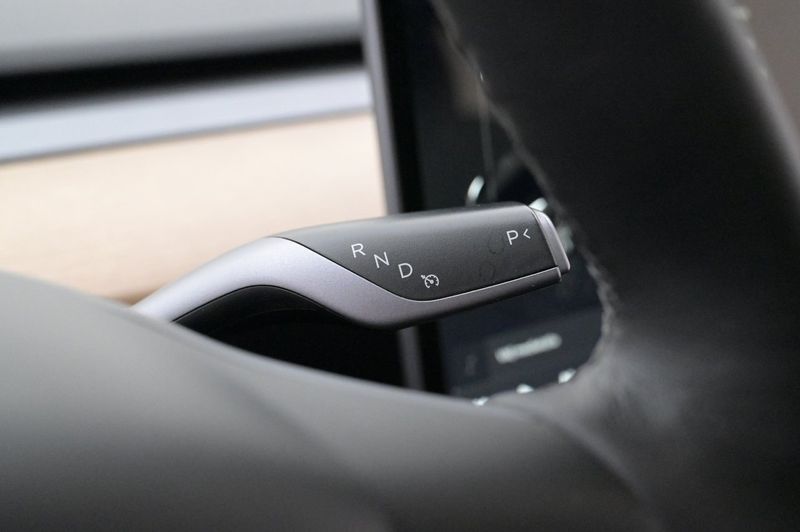 Tesla Model Y bild 8