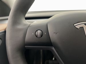 Tesla Model Y bild 17