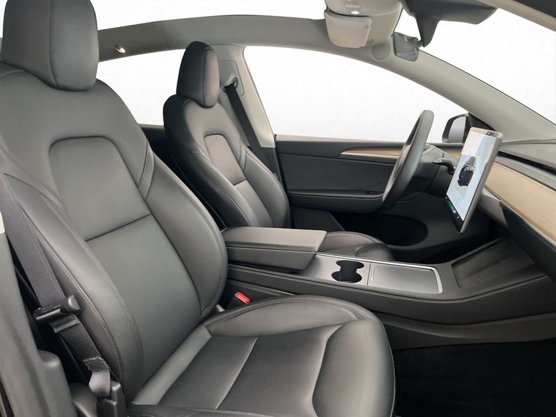 Tesla Model Y bild 26