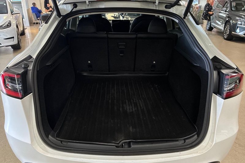 Tesla Model Y bild 14