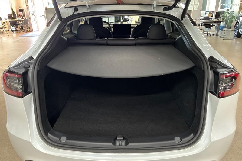 Tesla Model Y bild 16