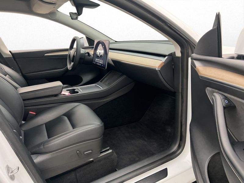 Tesla Model Y bild 15