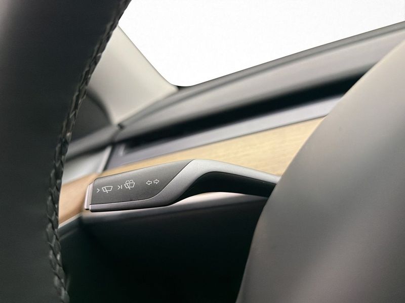 Tesla Model Y bild 32