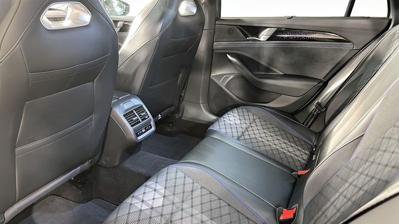 Volkswagen Passat bild 13