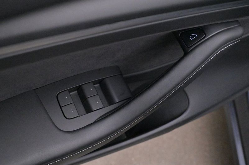 Tesla Model 3 bild 10
