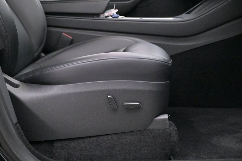 Tesla Model Y bild 13