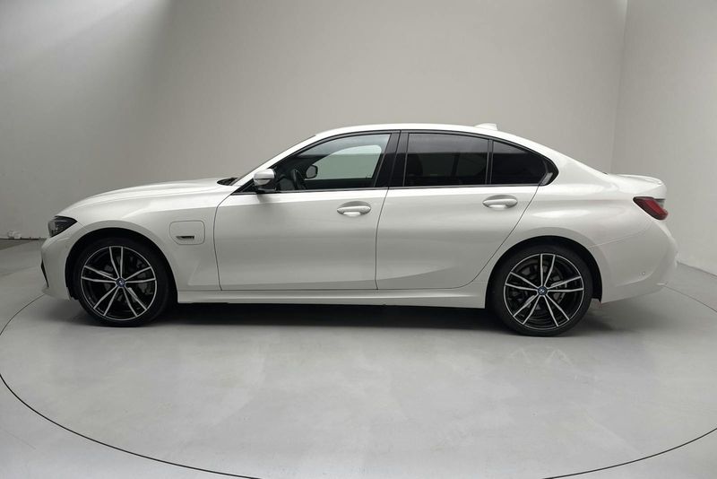 BMW 330 bild 2