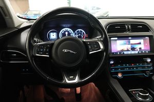 Jaguar F-Pace bild 7