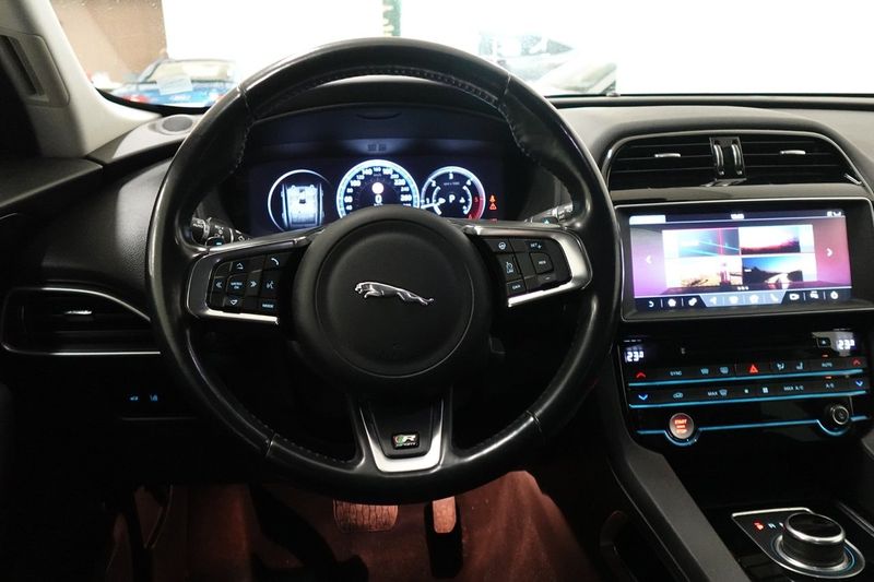 Jaguar F-Pace bild 7