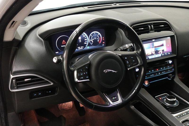 Jaguar F-Pace bild 6