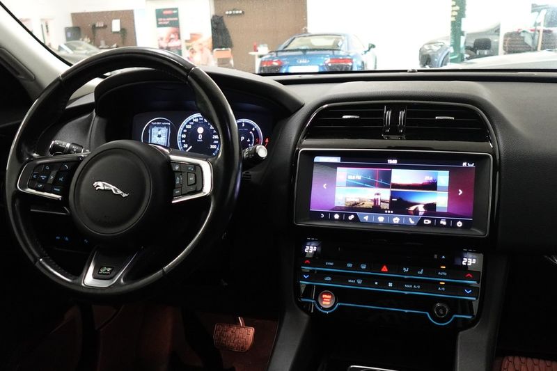 Jaguar F-Pace bild 8