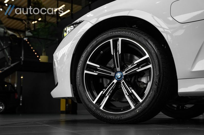 BMW 330 bild 9