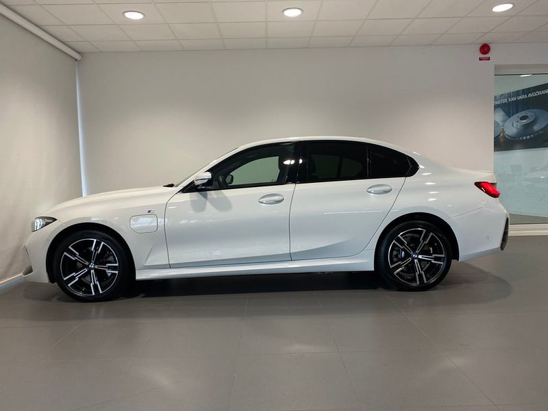 BMW 330 bild 2