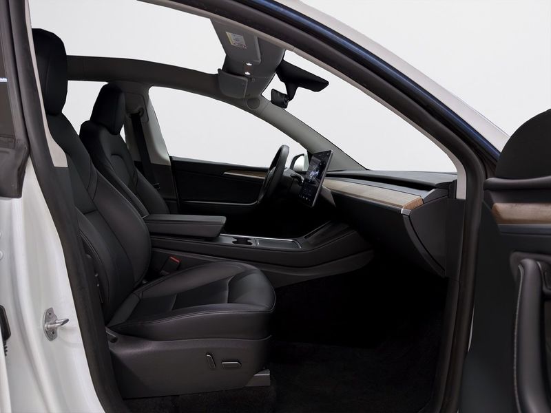 Tesla Model Y bild 18
