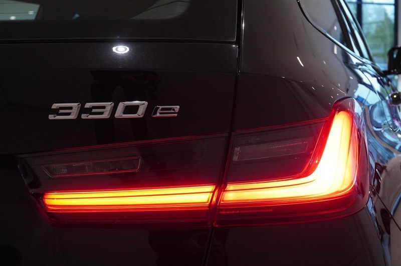 BMW 330 bild 13