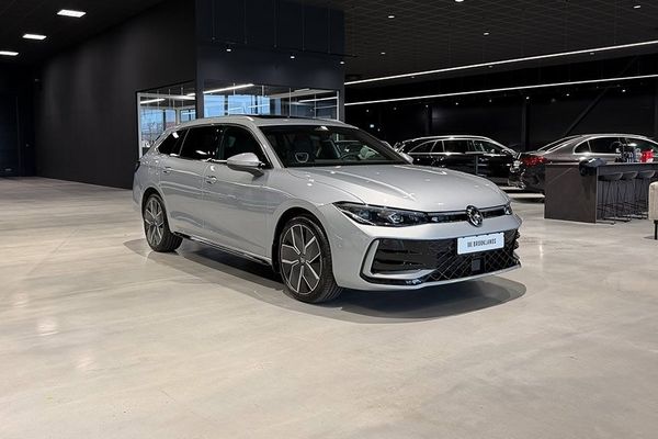 Volkswagen Passat Kombi eHybrid R-Line Panoramatak - 2025