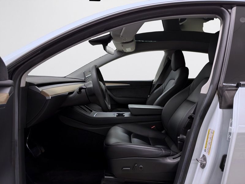 Tesla Model Y bild 8