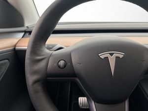Tesla Model Y bild 12